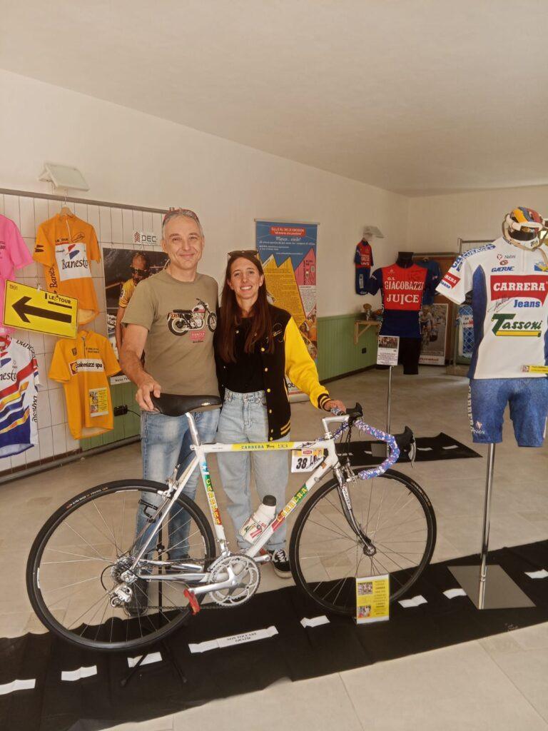 Con Serena Belletti la nipote di Marco Pantani Matteo Ghitti e Serena Belletti della Fondazione Pantani all'esposizione di Montefiorino in ricordo della prima vittoria di Marco Pantani nel 1985.