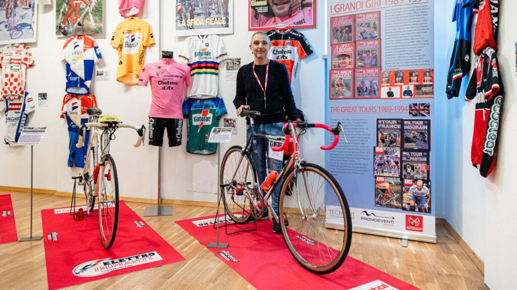Matteo Ghitti presenta la sua mostra 'Sulle Ali delle Emozioni' con biciclette storiche e maglie originali del ciclismo anni '90.