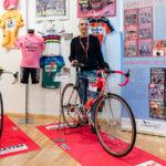 Matteo Ghitti presenta la sua mostra 'Sulle Ali delle Emozioni' con biciclette storiche e maglie originali del ciclismo anni '90.
