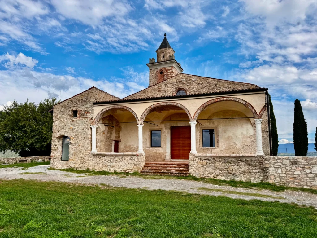facciata-santissima-gussago-colle-barbisone.jpg Vista frontale del fronte merlato della Santissima di Gussago, situata sulla sommità del Colle Barbisone.