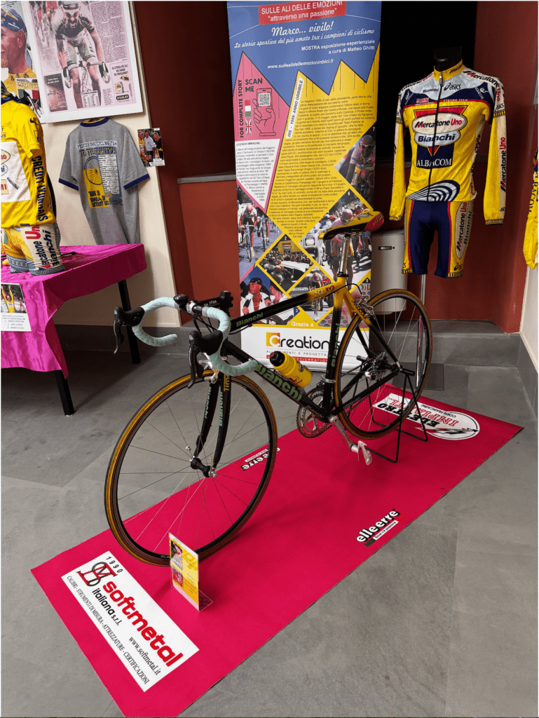 bianchi-mega-pro-pantani-oropa-mostra-cologne.webp Bicicletta Bianchi Mega Pro Concept di Marco Pantani, modello della vittoria a Oropa 1999, esposta alla mostra di Matteo Ghitti a Cologne.