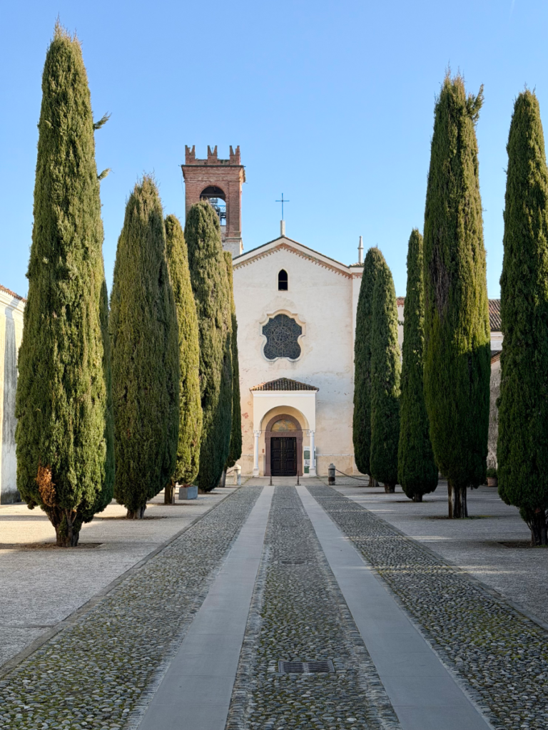 Abtei von San Nicola - Rodengo Saiano Eingang und baumgesäumte Allee der Benediktinerabtei San Nicola in Rodengo Saiano.