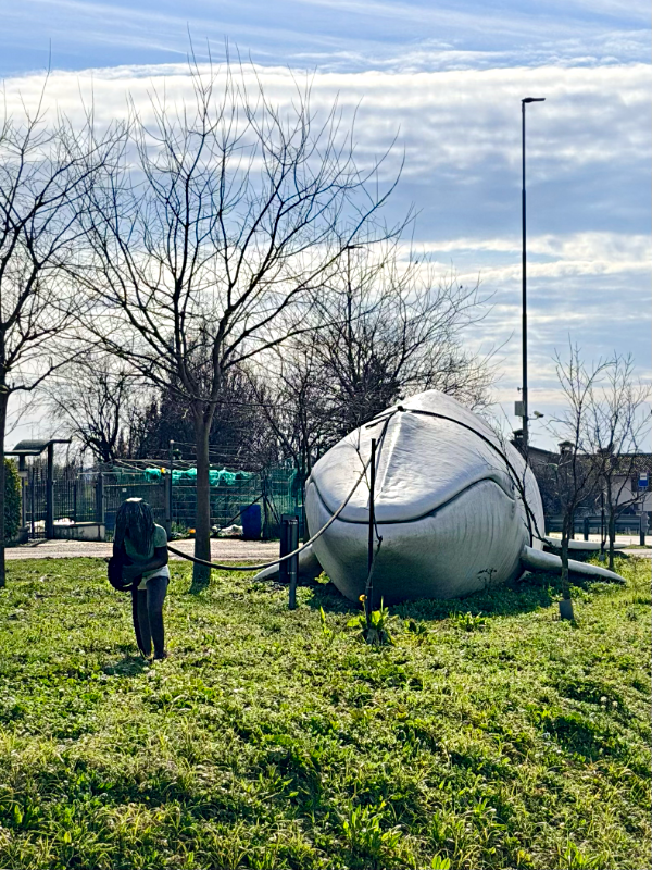 Gaia und der Wal – Stefano Bombardieri Gussago Die Skulptur „Gaia und der Wal“ von Stefano Bombardieri befindet sich in Gussago entlang des Radwegs.
