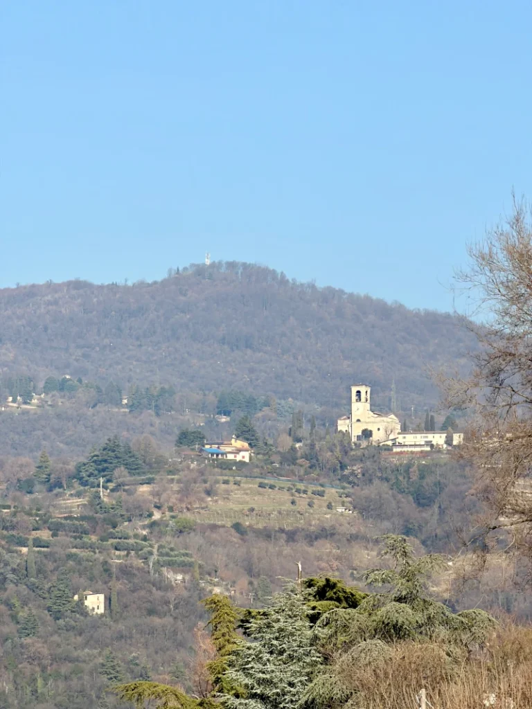 Wallfahrtsort Unserer Lieben Frau vom Stern - Franciacorta Panoramablick auf das Heiligtum der Madonna della Stella auf dem Monte Selva zwischen Cellatica und Gussago, Radweg Franciacorta.