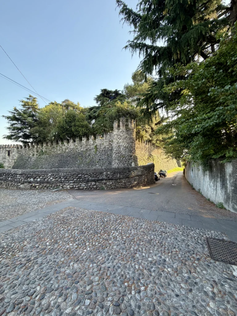 Castello di Bornato - Percorso Anello Piccolo Passaggio in bici sotto le mura storiche in pietra del Castello di Bornato lungo l'Anello Piccolo