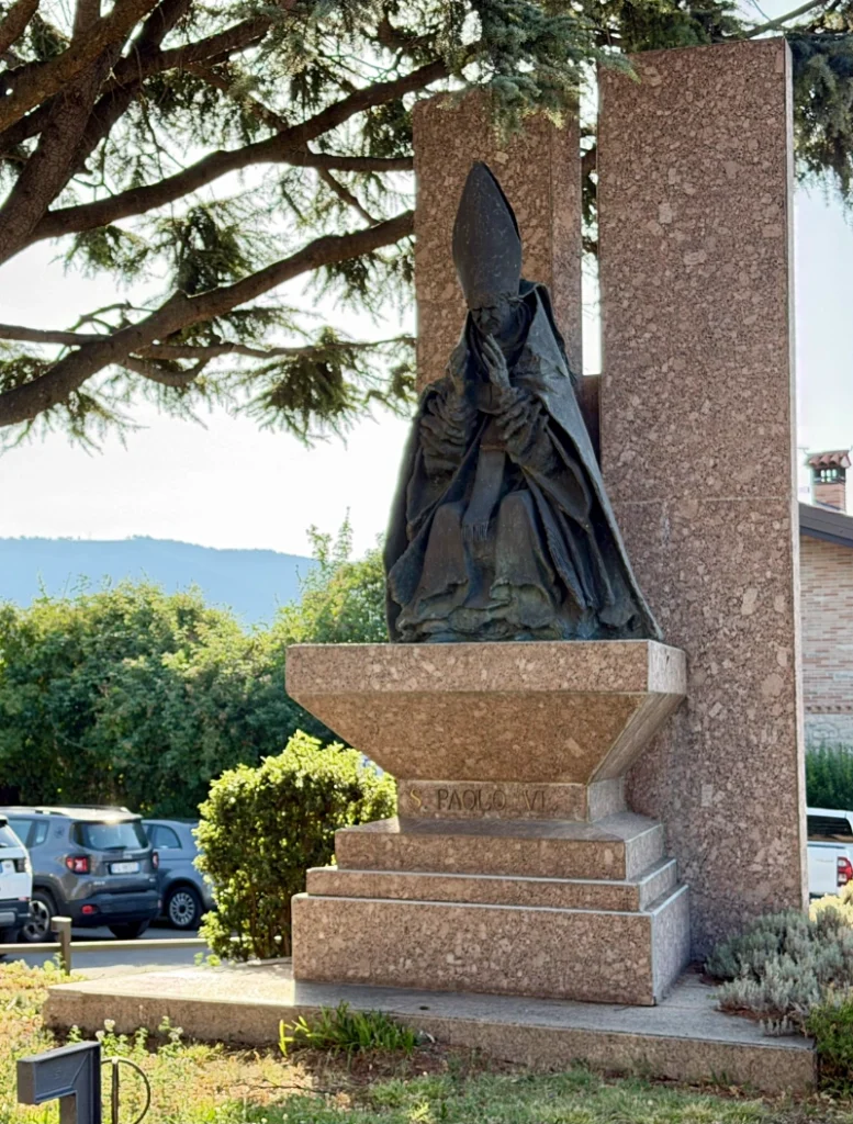 statua-paolo-vi-santuario-stella-cellatica Monumento in bronzo di San Papa Paolo VI dello scultore Luciano Minguzzi situato nel piazzale esterno del Santuario della Madonna della Stella a Cellatica.